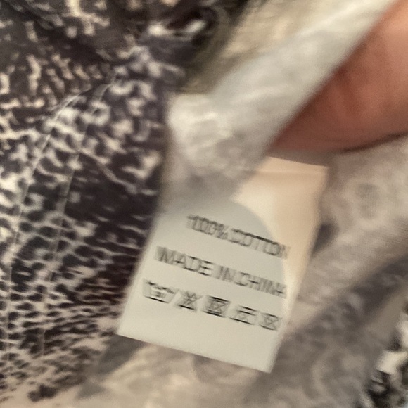 Amaryllis size S Snake skin short sleeve high low hem top - Picture 3 of 6